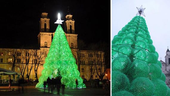 Árbol de Navidad con botellas de plástico