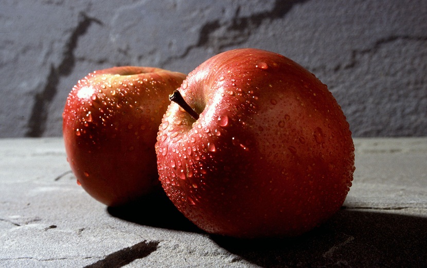 manzanas rojas con gotas de agua por encima