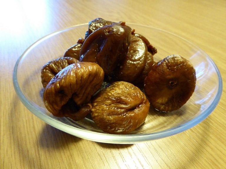 Higos maduros de higuera listos para secar