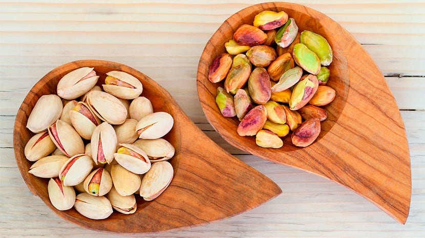 frutos secos en cuenco de madera