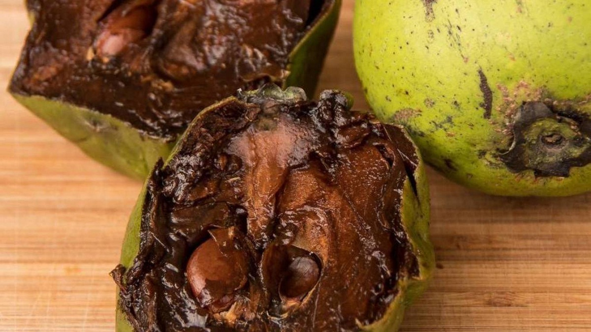 interior de una fruta llamada zapote negro