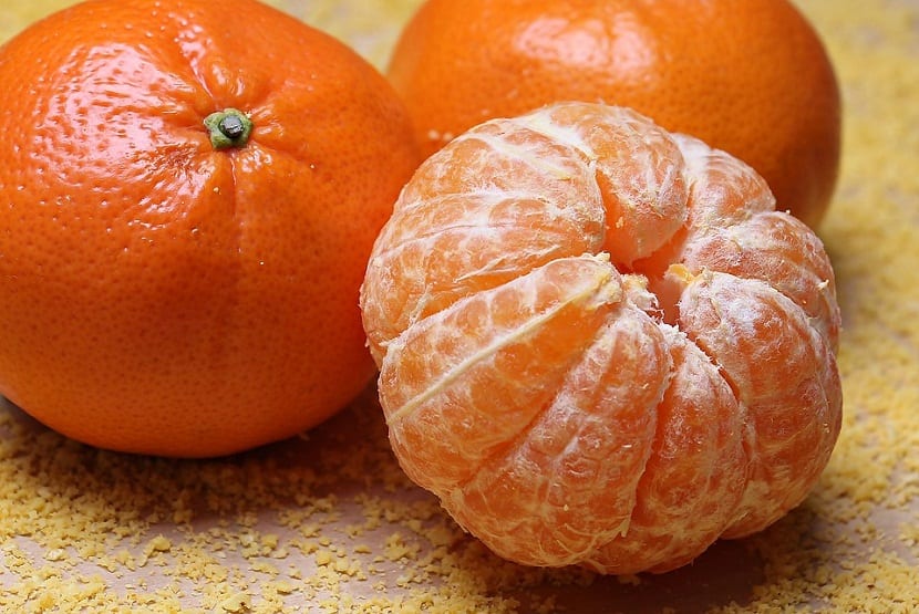  Su sabor es un tanto agridulce y se puede pelar fácilmente
