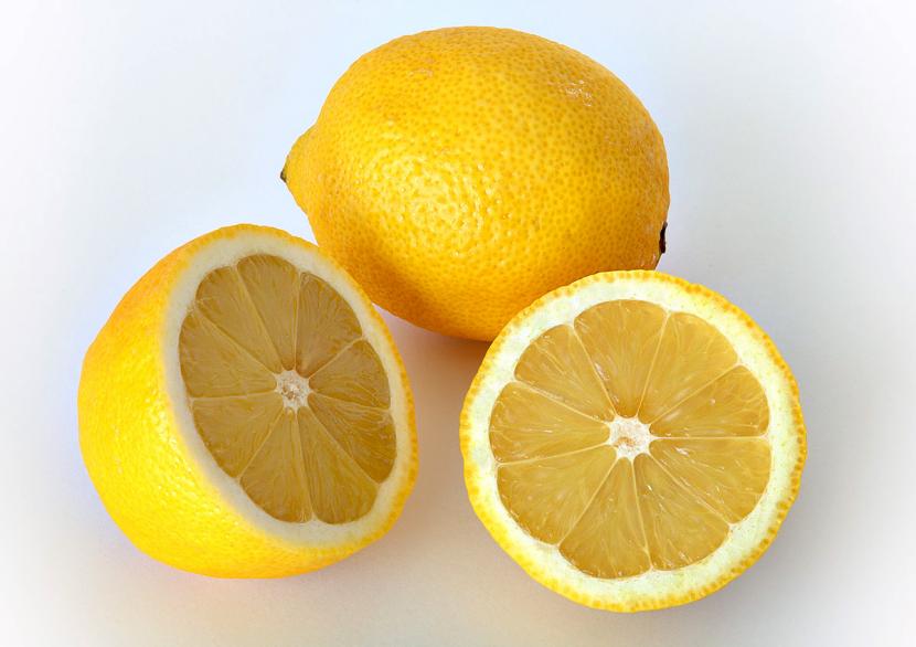Limones en cima de una mesa