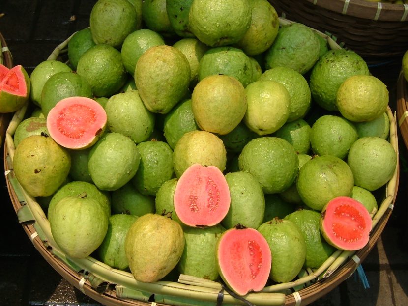 Guayabas maduras cortadas mostrando la pulpa
