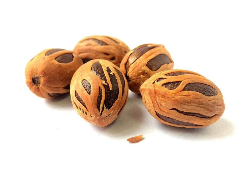 Nueces moscadas secas listas para rallar