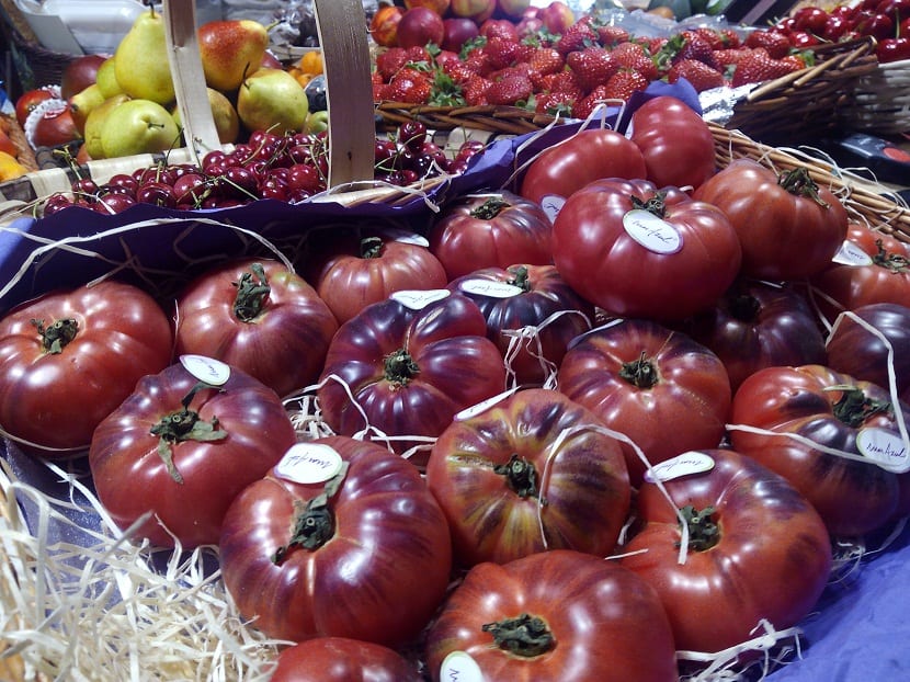 tomates azules dentro de una caja en un supermercado