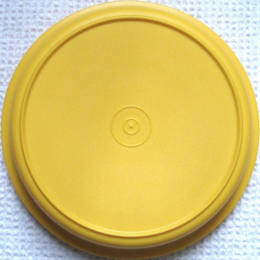 Tupperware de color amarillo