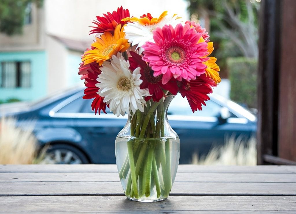 Florero de cristal con gerberas