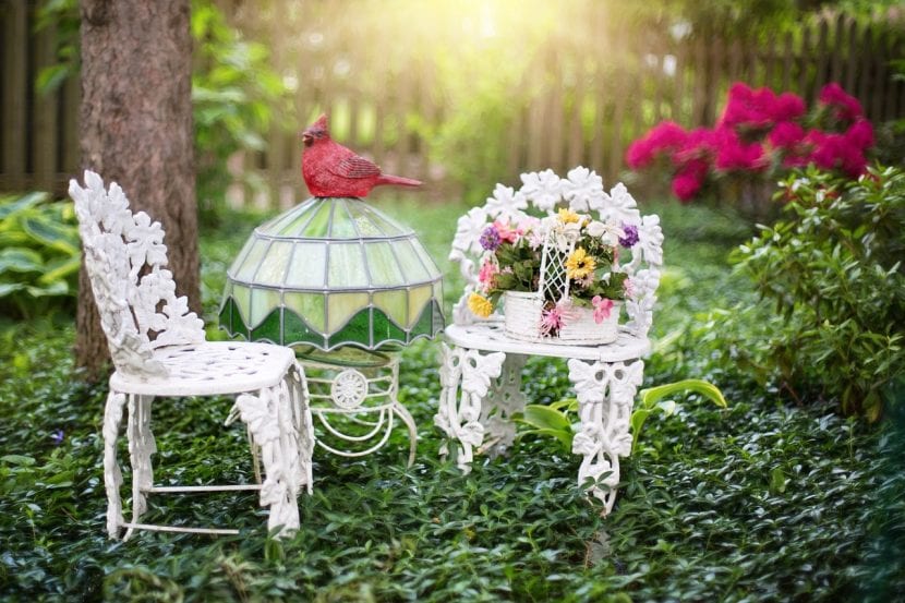 Mesa con un precioso arreglo floral