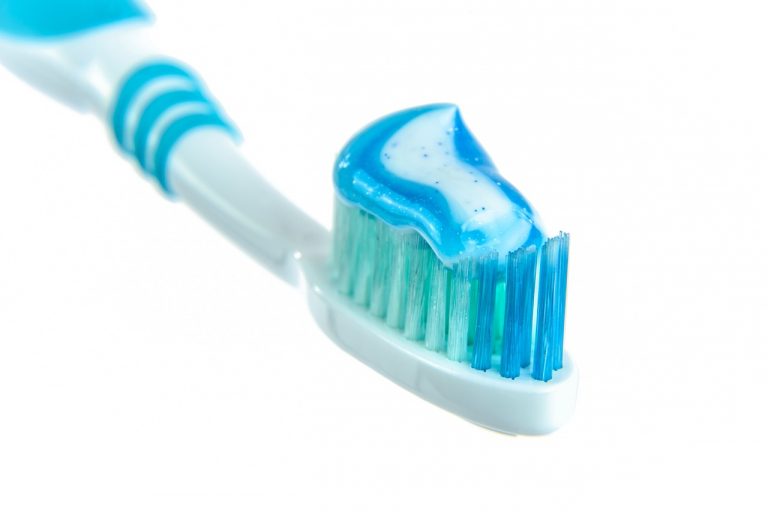 Pasta de dientes sobre un cepillo