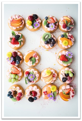 Tartaletas decoradas con fruta y flores comestibles