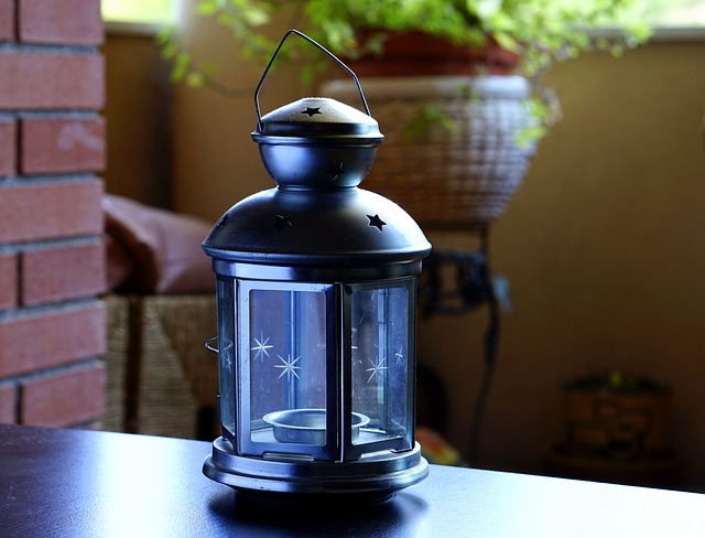 Farol de vela sobre una mesa de exterior