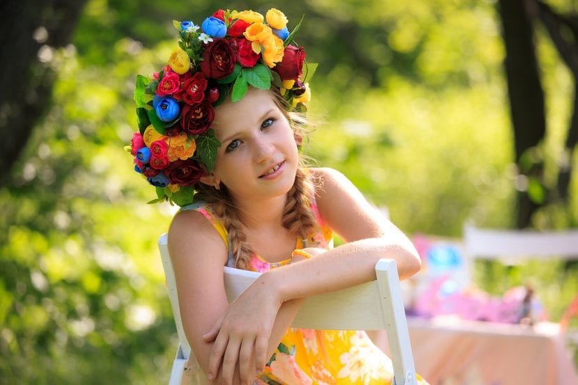 Chica joven con flores en el pelo