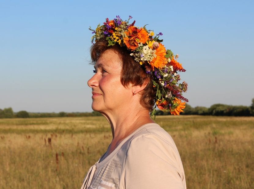 Mujer con corona de flores