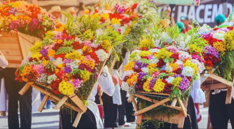Arreglos florales montados sobre bastidores de madera en un desfile