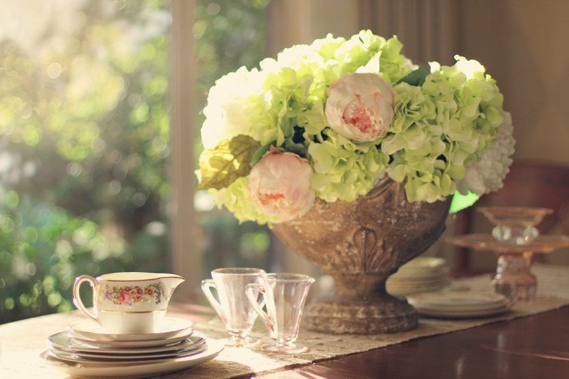 Centro de flores con hortensias