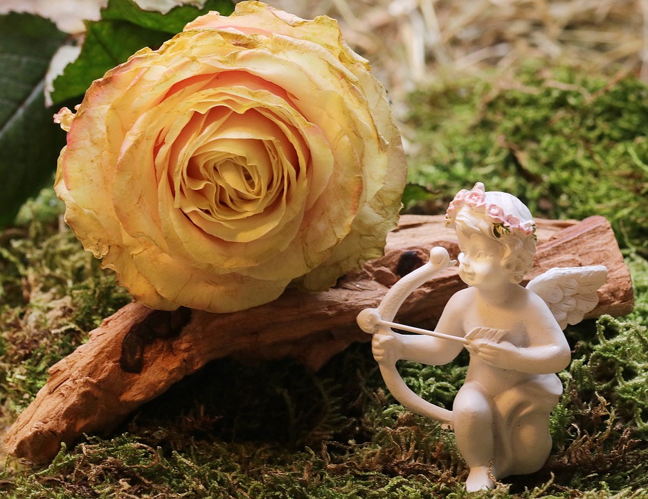 Flores en el arte religioso: azucena, rosa y pasionaria