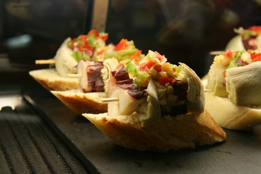 Plato hecho con alcachofas: el pincho de pulpo con trozos de alcachofa