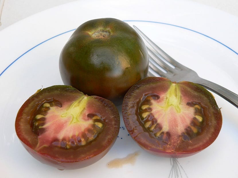 tomate negro, tomate negro ruso o también como tomate negro Crimea