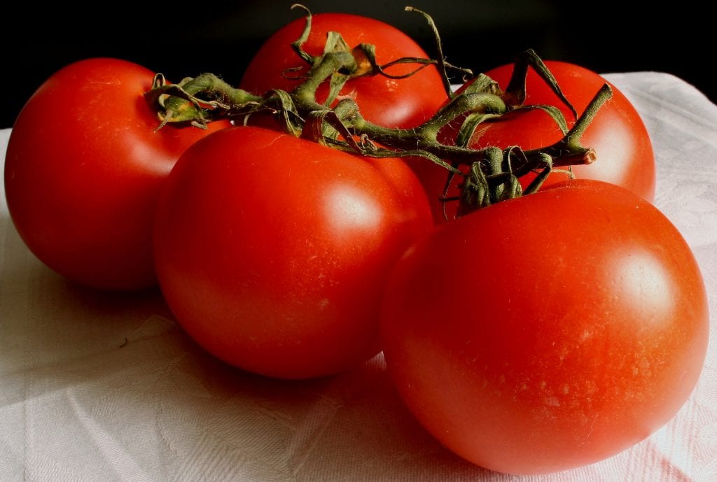 Cinco tomates maduros