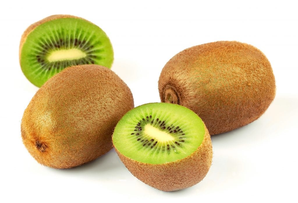 Cuidados de la planta del kiwi: suelo, poda y polinización