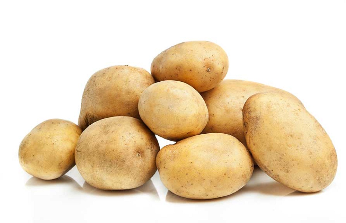 patatas de piel fina en fondo blanco