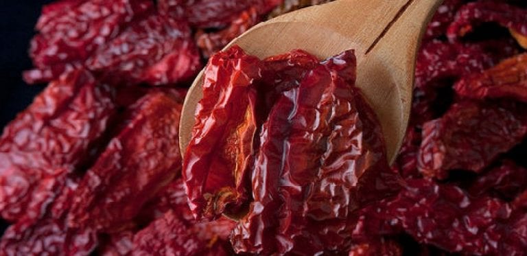 Pimientos secos rojos colgados en ristra