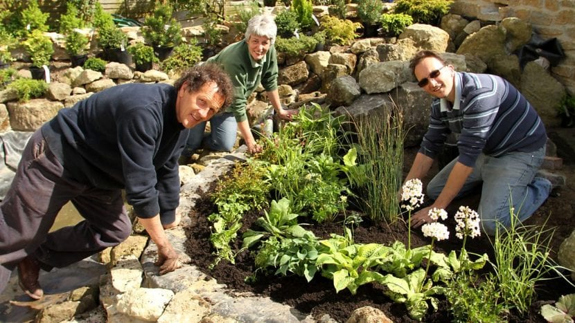 Monty Don ayuda a crear el jardín