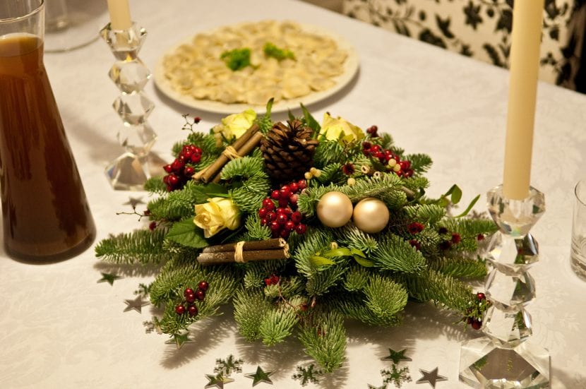Mesa de navidad decorada con un centro