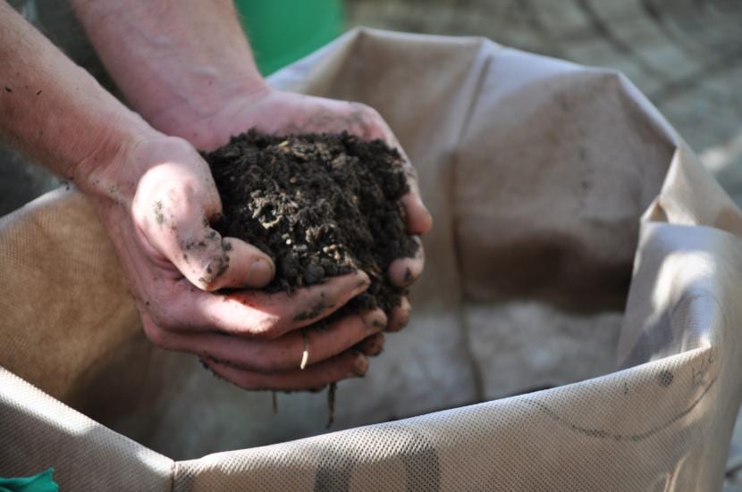 Compostera con restos vegetales