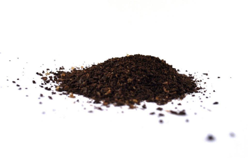 Posos de café en las plantas: usos reales y mitos