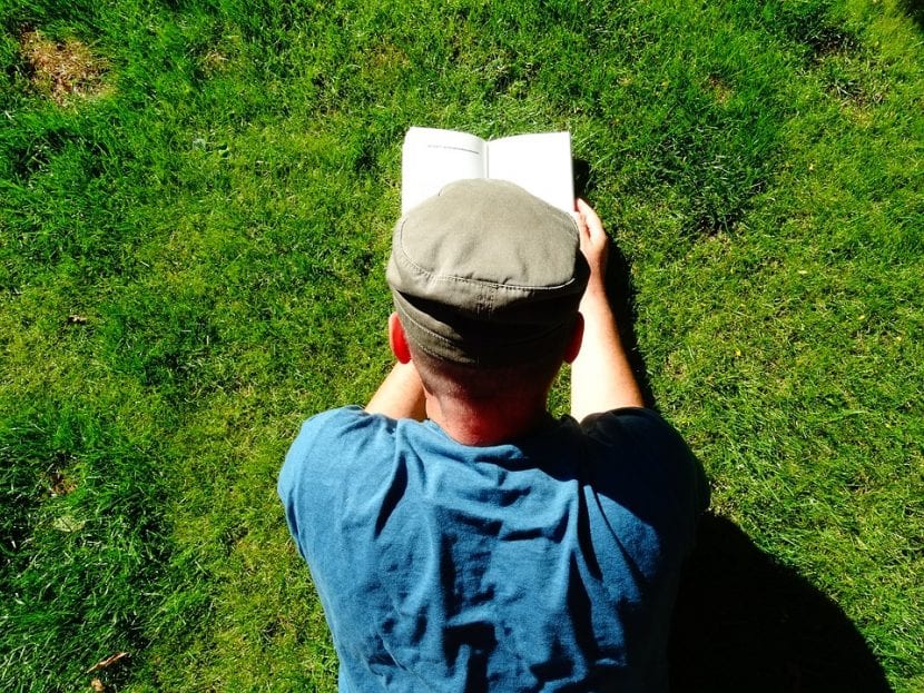 Persona leyendo un libro
