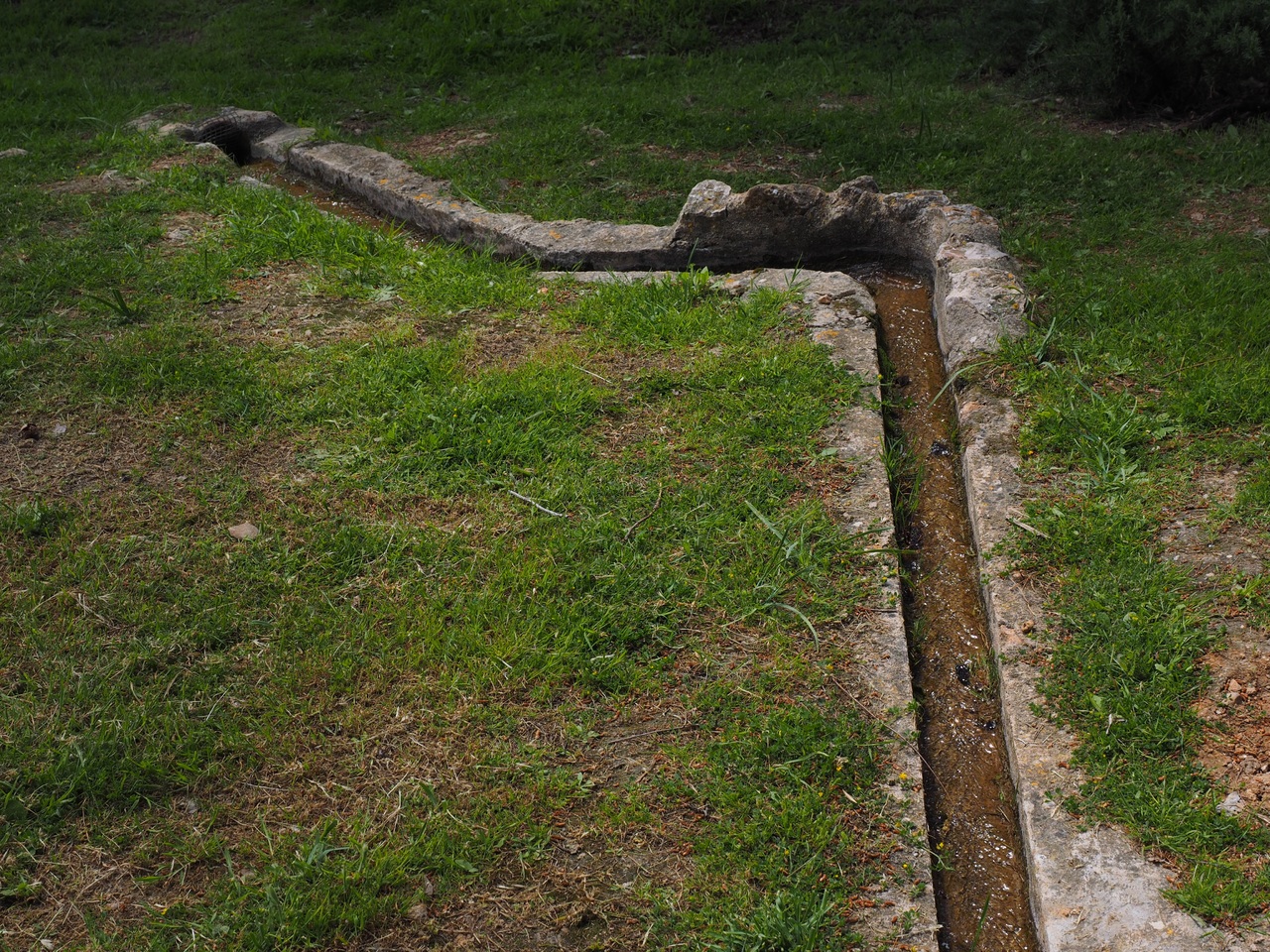 Cava zanjas para evitar el exceso de agua por lluvias