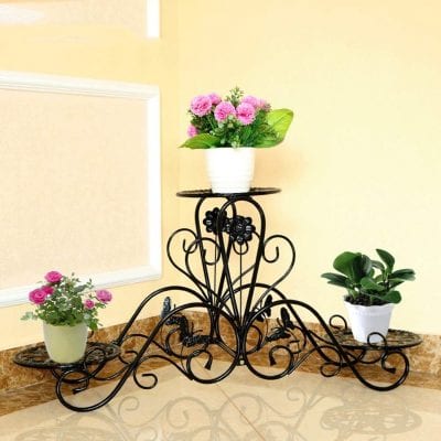 El estante de hierro es perfecto para cualquier aficionado a la jardinería