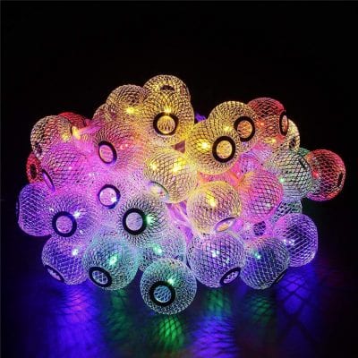 Las luces decorativas quedan muy bien en un jardín