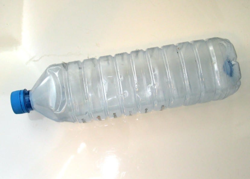 Botella de plástico preparada para riego por goteo casero