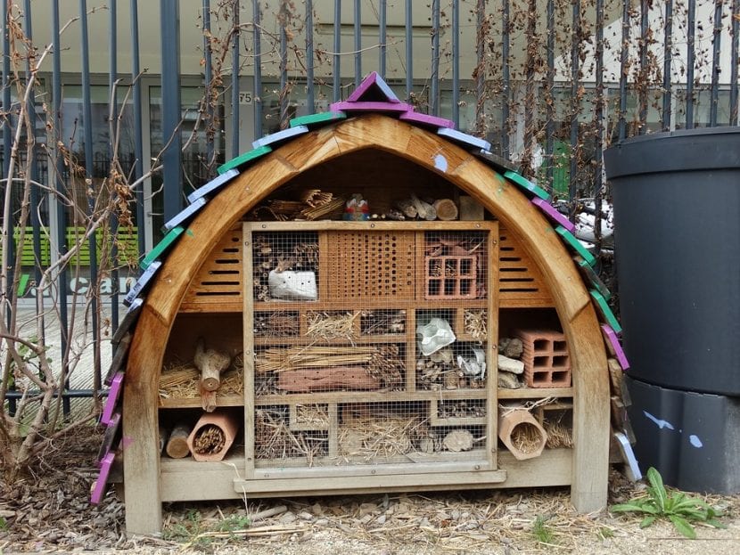 Vista de un hotel para insectos casero