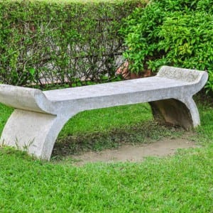 Banco de madera integrado en un rincón del jardín