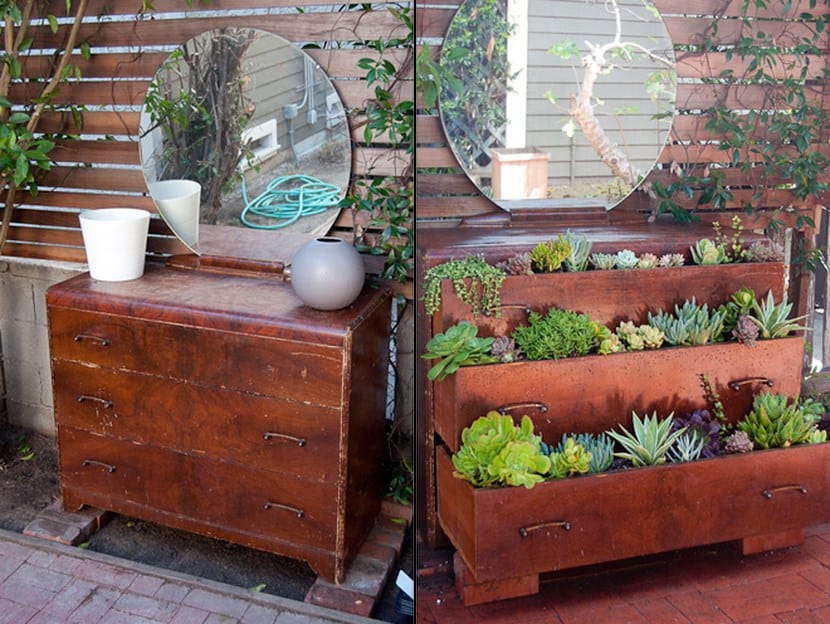 Macetas con muebles y objetos grandes en desuso