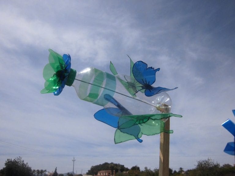 Molinillo de viento casero girando en un huerto