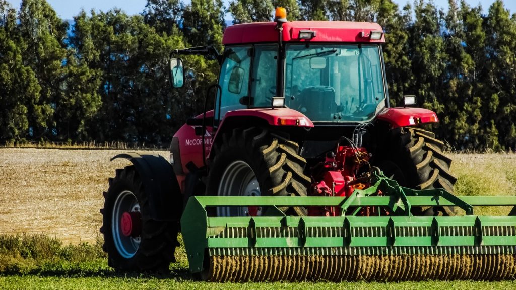 Maquinaria agrícola trabajando en una parcela extensiva