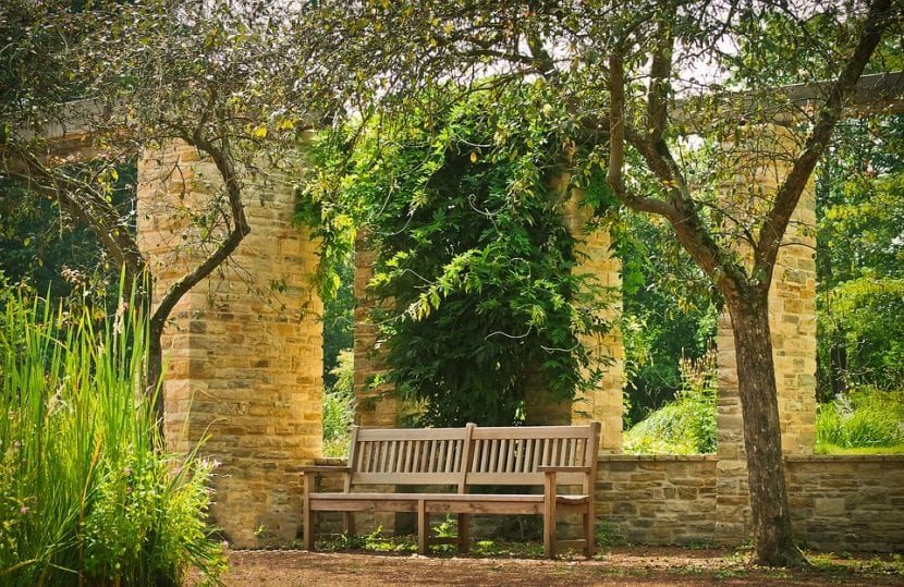 Un banco de jardín para disfrutar del paisaje
