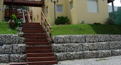 Gaviones integrados en un jardín como bancal y separación