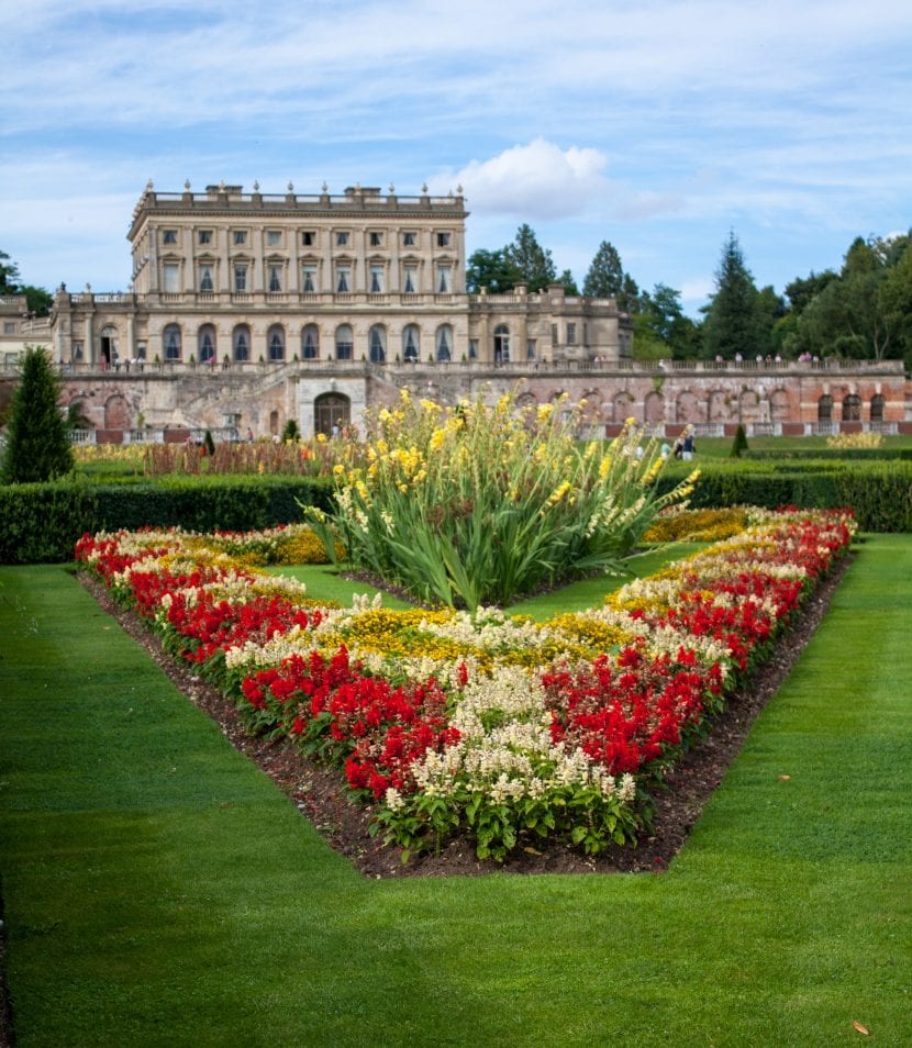 Parterre triangular de flores