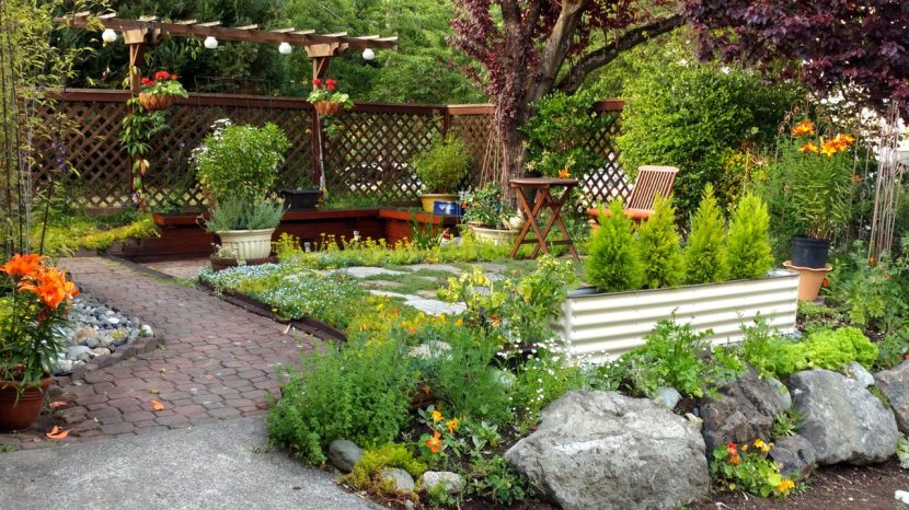 Jardín cuidado con árboles y zona de estar