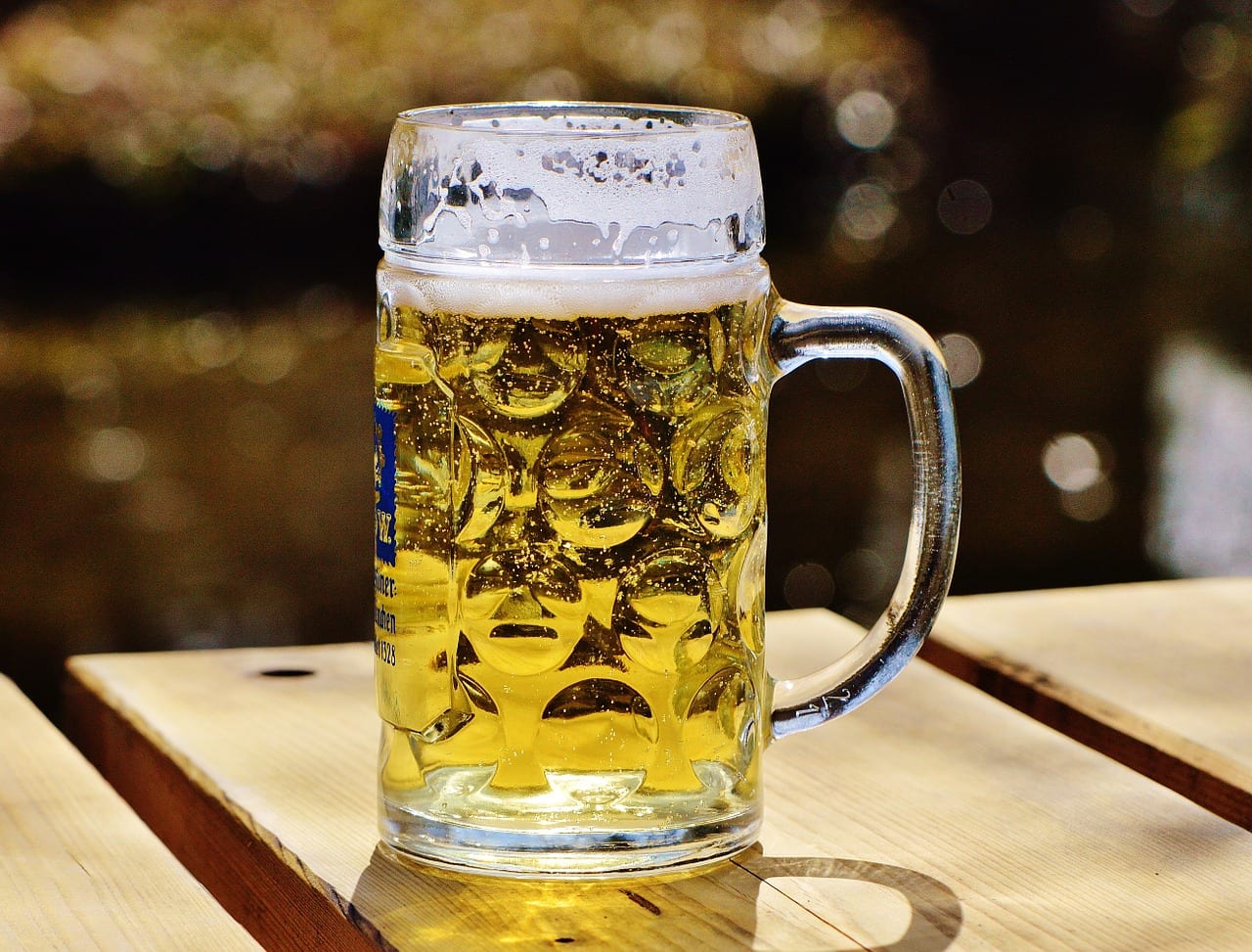 Usos de la cerveza en jardinería: qué funciona de verdad
