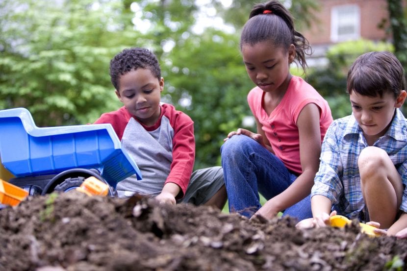 Niños jugando en el jardín de una casa