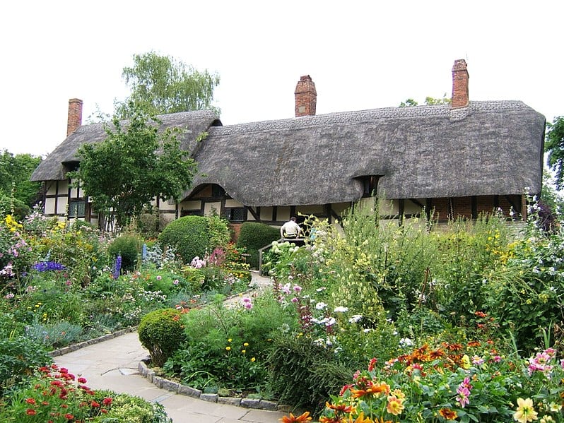 Vista de un jardín al estilo cottage
