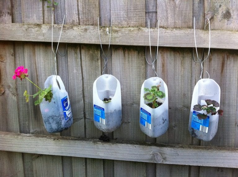 Macetas fabricadas con botellas de plástico cortadas