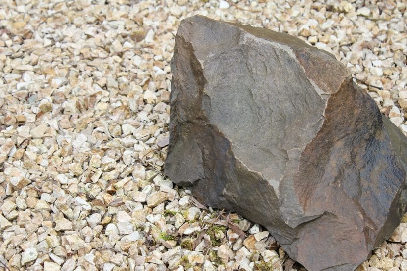 Grava y una roca en un jardín